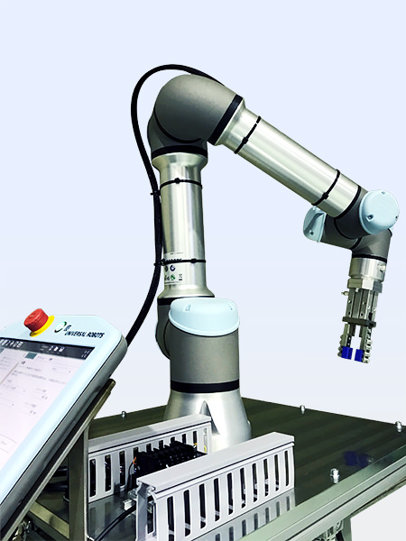 ユニバーサルロボット社の協働ロボットのプログラム開発をしています。